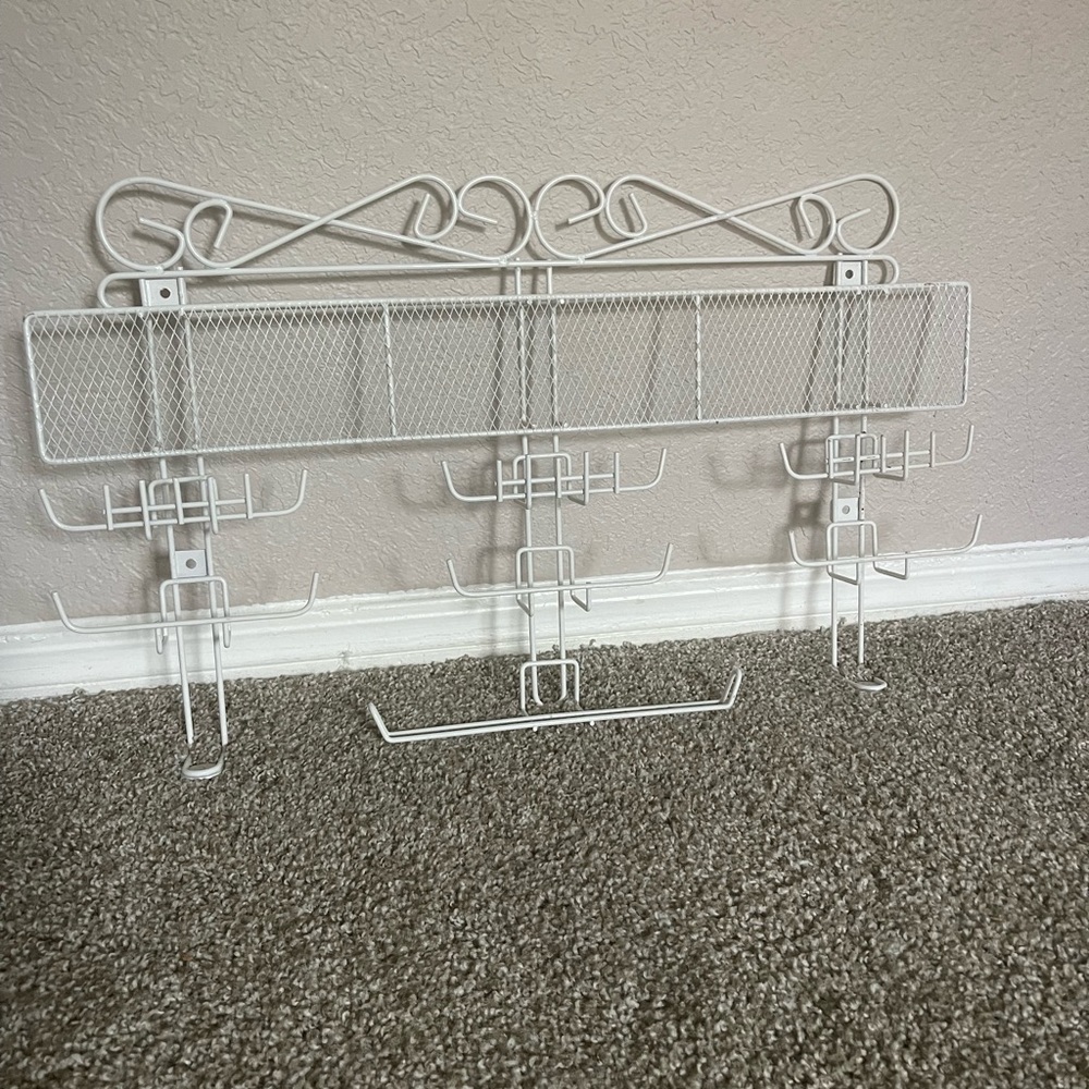 Wall hanging jewelry holder